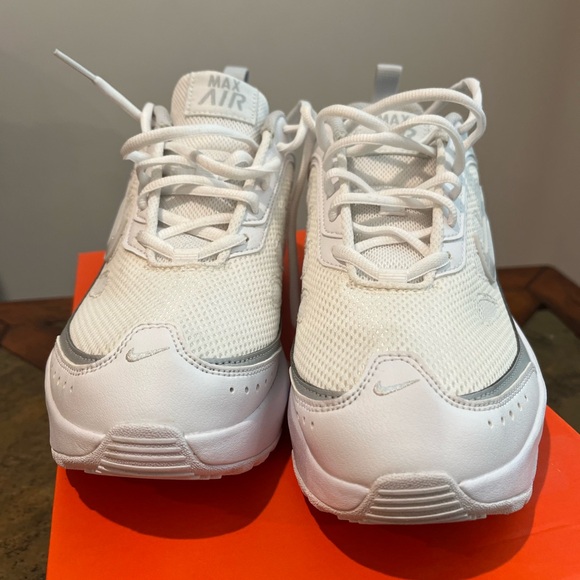 Like New Women’s Nike Air Max - Picture 3 of 9
